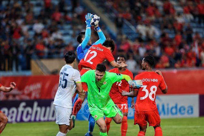 Thủ môn Kashima Antlers bật cao bắt bóng trong tình huống tấn công của Công an Hà Nội ở những phút cuối trận đấu. Ảnh: Phạm Tuấn Anh - TTXVN.
