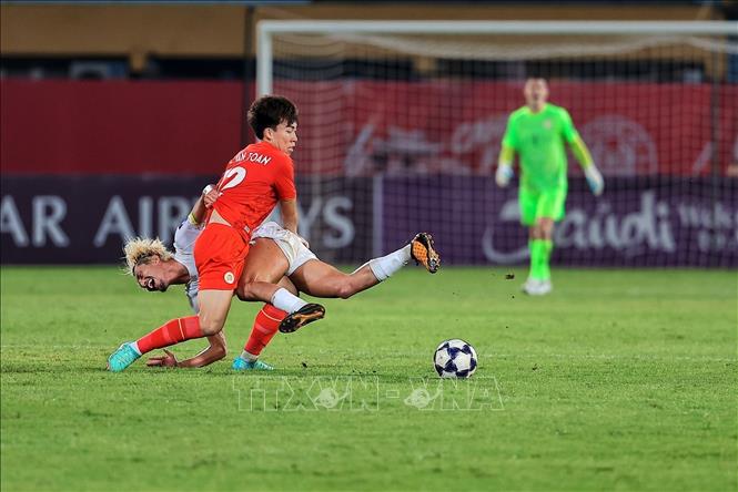 Cầu thủ Công an Hà Nội (áo đỏ) tranh chấp quyết liệt với cầu thủ Kashima Antlers (áo trắng) trong những phút cuối trận. Ảnh: Phạm Tuấn Anh - TTXVN.