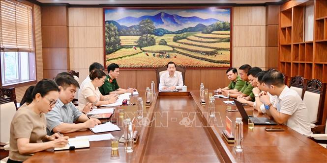 UBND phường Vĩnh Phúc, tỉnh Phú Thọ tổ chức cuộc họp đang phối hợp với các cơ quan chức năng triển khai phương án xử lý tình trạng cháy âm ỉ tại bãi rác trên địa bàn. Ảnh: Nguyễn Thảo - TTXVN