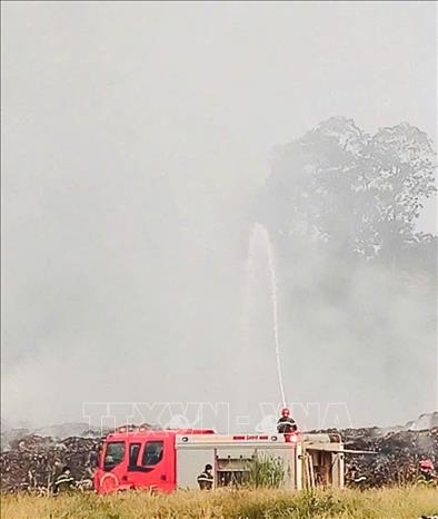 Công an phường phối hợp với Đội Phòng cháy, chữa cháy và cứu nạn, cứu hộ xử lý, hạn chế nguy cơ cháy lan và kéo dài. Ảnh: Nguyễn Thảo - TTXVN