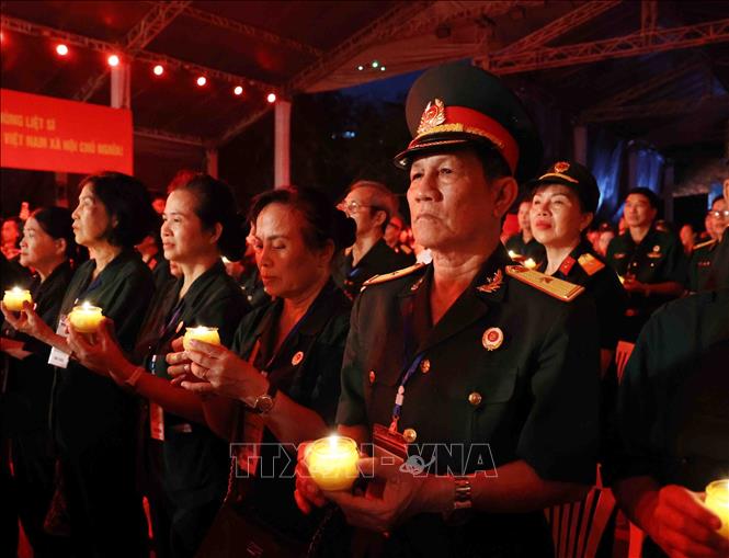 Nghi thức thắp nến tri ân các anh hùng liệt sĩ. Ảnh: Xuân Khu-TTXVN
