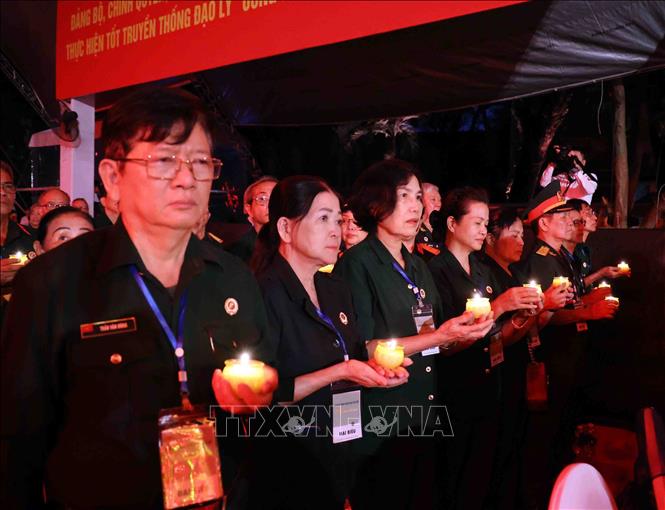 Nghi thức thắp nến tri ân các anh hùng liệt sĩ. Ảnh: Xuân Khu-TTXVN
