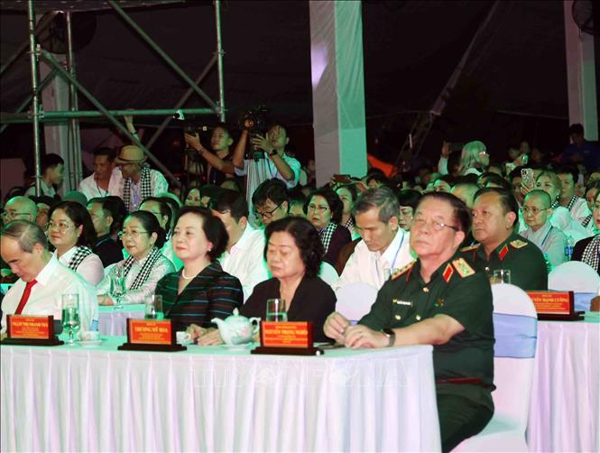 Đại tướng Nguyễn Trọng Nghĩa (ngoài cùng bên phải), Ủy viên Bộ Chính trị, Bí thư Trung ương Đảng, Chủ nhiệm Tổng cục Chính trị Quân đội Nhân dân Việt Nam; bà Phạm Thị Thanh Trà (thứ ba từ phải sang), Bí thư Trung ương Đảng, Phó Thủ tướng Chính phủ, Trưởng Ban Chỉ đạo Quốc gia về tìm kiếm, quy tập và xác định danh tính hài cốt liệt sĩ dự chương trình. Ảnh: Xuân Khu-TTXVN