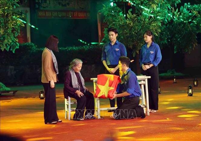 Hoạt cảnh người mẹ đón con về trong chương trình. Ảnh: Xuân Khu-TTXVN