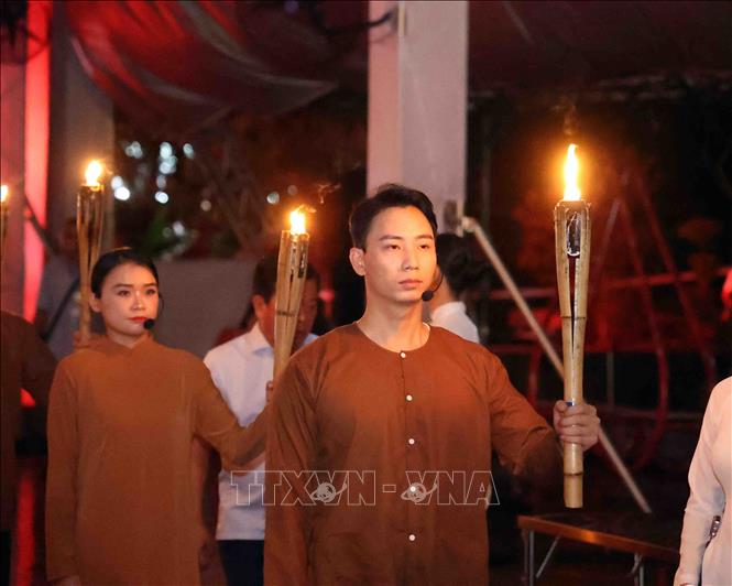 Tiếp mục thắp đuốc khai mạc chương trình. Ảnh: Xuân Khu-TTXVN