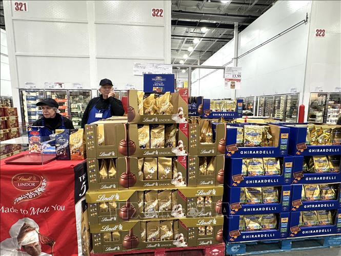 Sô-cô-la đóng gói được bày bán tại siêu thị Costco ở Mỹ trong bối cảnh giá bánh kẹo tăng cao. Ảnh: Đoàn Hùng – P/v TTXVN tại Mỹ