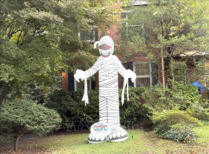 Trang trí Halloween trước một ngôi nhà tại Washington D.C. Ảnh: Đoàn Hùng – P/v TTXVN tại Mỹ

