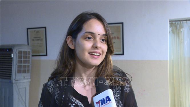 Là người từng đến thăm địa đạo Củ Chi nên đối với Khushi Verma, vở kịch giúp cô hiểu thêm về lịch sử Việt Nam. Ảnh: Vũ Hà - Pv TTXVN tại Ấn Độ 