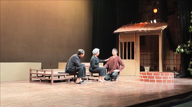 Đất thép” không chỉ ca ngợi sự hy sinh anh dũng của các chiến sĩ cách mạng, mà còn khắc hoạ hình ảnh những người dân chất phác, mộc mạc đã cống hiến tất cả cho sự nghiệp độc lập dân tộc. Ảnh: Vũ Hà - Pv TTXVN tại Ấn Độ 
