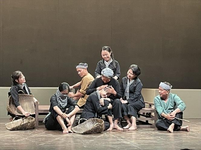 Lấy bối cảnh về cuộc đời của mẹ Việt Nam anh hùng Nguyễn Thị Rành, “Đất thép” đưa khán giả đến với một câu chuyện đầy xúc động về sự hy sinh và lòng quả cảm của các chiến sĩ, người dân Củ Chi trong những ngày kháng chiến khốc liệt. Ảnh: Vũ Hà - Pv TTXVN tại Ấn Độ 
