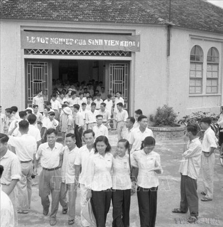Niềm vui của những kỹ sư khóa đầu tiên của Đại học Bách Khoa Hà Nội trong ngày nhận bằng tốt nghiệp (30/7/1961). Ảnh: TTXVN 