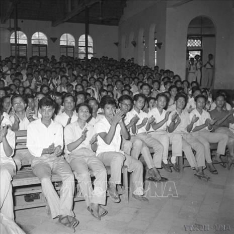 Các sinh viên dự lễ phát bằng kỹ sư khóa 4 và sinh viên khóa tại chức (học ban đêm) đầu tiên (20/6/1964). Ảnh: Vũ Tín – TTXVN