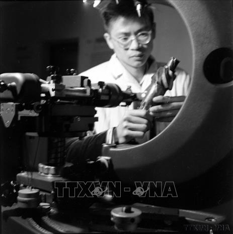 Nghiên cứu khoa học tại Bộ môn chế tạo máy (1963). Ảnh: Vũ Tín – TTXVN 