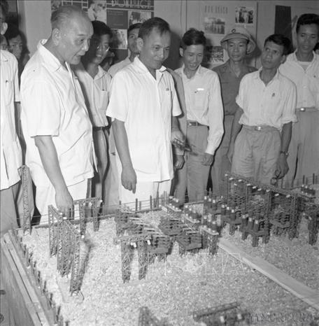 Phó Thủ tướng Nguyễn Duy Trinh và Thứ trưởng Bộ Giáo dục Nguyễn Khánh Toàn thăm phòng triển lãm của nhà trường nhân dịp lễ phát bằng tốt nghiệp kỹ sư khóa 4 của trường (20/6/1964). Ảnh: Vũ Tín – TTXVN