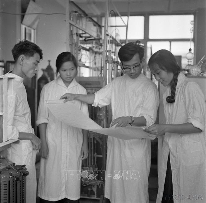 Phó Tiến sỹ Trần Công Khanh, trưởng bộ môn hữu cơ, khoa học hướng dẫn sinh viên năm thứ 4 (9/1970). Ảnh: Minh Trường – TTXVN 