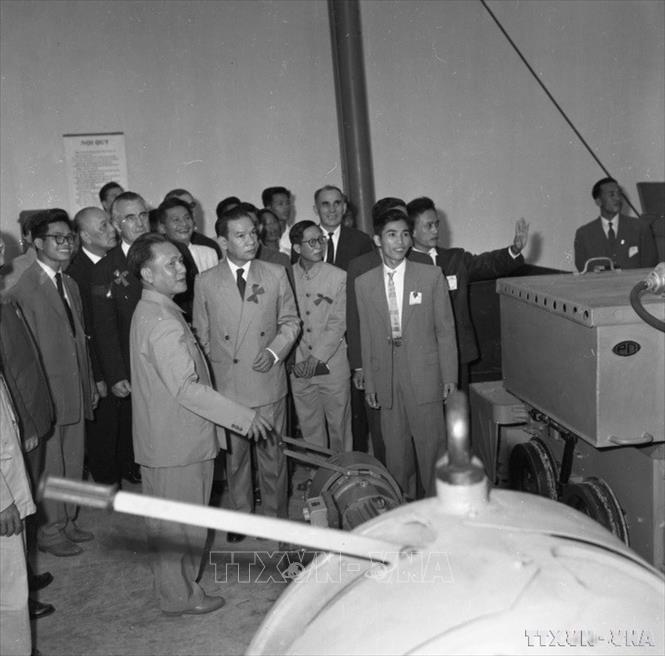 Phó Thủ tướng Lê Thanh Nghị và các đại biểu thăm khu học tập mới của trường Đại học Bách Khoa Hà Nội (5/11/1965). Ảnh: TTXVN