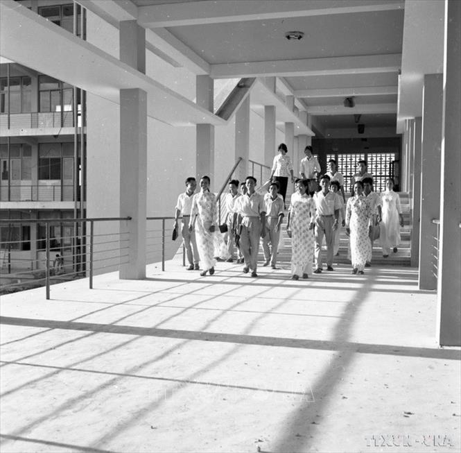 Sinh viên Đại học Bách Khoa Hà Nội tại khu giảng đường mới được đầu tư xây dựng (8/1965). Ảnh: Minh Trường – TTXVN 
