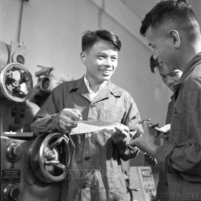 Phó Tiến sỹ cơ khí Nguyễn Văn Hùng, giảng viên khoa cơ khí hướng dẫn sinh viên  (8/1965). Ảnh: Minh Trường – TTXVN
