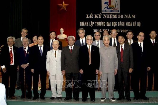 Các đ/c lãnh đạo Đảng, Nhà nước tại lễ kỷ niệm 50 năm ngày thành lập trường Đại học Bách Khoa Hà Nội (10/2006). Ảnh: Đình Na-TTXVN
