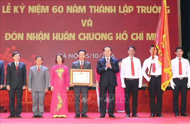 Chủ tịch nước Trần Đại Quang trao Huân chương Hồ Chí Minh cho Trường Đại học Bách Khoa Hà Nội tại Lễ kỷ niệm 60 Ngày thành lập Trường (10/2016). Ảnh: Nhan Sáng-TTXVN