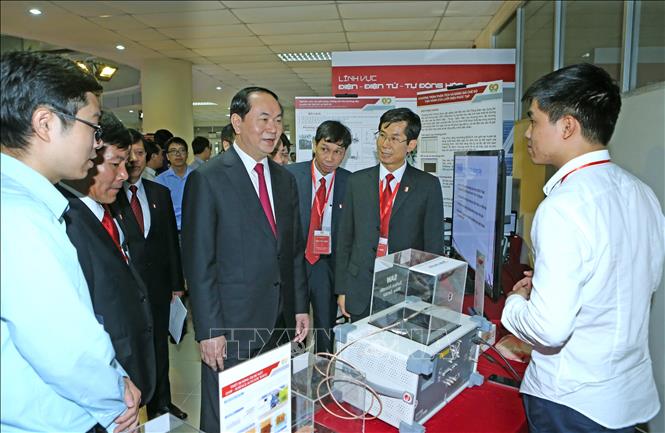  Chủ tịch nước Trần Đại Quang tham quan Triển lãm các thành tựu khoa học công nghệ của Trường Đại học Bách Khoa Hà Nội tại lễ kỷ niệm 60 năm ngày thành lập trường (10/2016). Ảnh: Nhan Sáng-TTXVN