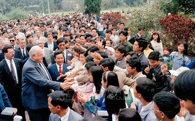  Thủ tướng CHLB Đức Helmut Kohl gặp gỡ sinh viên trường Đại học Bách Khoa Hà Nội (11/1995). Ảnh: Minh Đạo - TTXVN