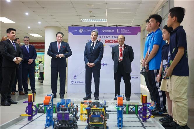  Bộ trưởng Ngoại giao Hoa Kỳ Antony Blinken tham quan một số trưng bày sản phẩm công nghệ tại Đại học Bách khoa Hà Nội. Ảnh: TTXVN phát