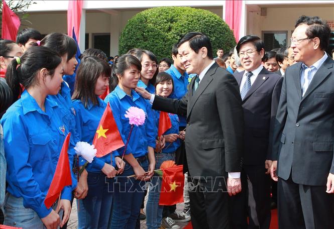 Chủ tịch nước Trương Tấn Sang đến thăm cán bộ, giảng viên, sinh viên Trường Đại học Bách khoa Hà Nội (20/11/2012). Ảnh: Nguyễn Khang - TTXVN