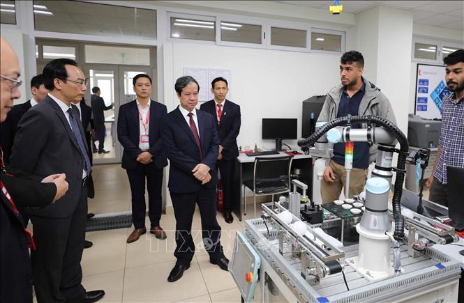  Bộ trưởng Bộ Giáo dục và Đào tạo Nguyễn Kim Sơn thăm một số phòng chức năng của Đại học Bách khoa Hà Nội (3/2023). Ảnh: Thanh Tùng - TTXVN 