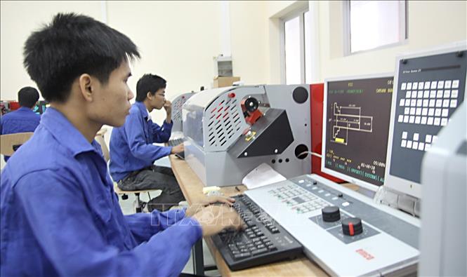 Giờ thực hành của sinh viên Viện Cơ khí (Đại học Bách Khoa Hà Nội) tại Phòng máy tiện CNC (2011). Ảnh: Hoàng Hùng – TTXVN