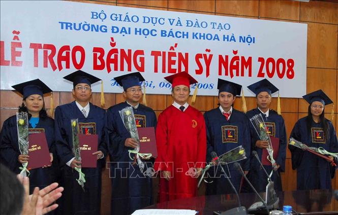  Lễ trao bằng Tiến sỹ năm 2008 của trường Đại học Bách khoa Hà Nội cho 48 nghiên cứu sinh. Ảnh: Bích Ngọc - TTXVN