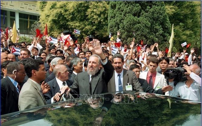 Chủ tịch Fidel Castro thăm trường Đại học Bách khoa Hà Nội, ngày 23/2/2003. Ảnh: Đức Tám – TTXVN