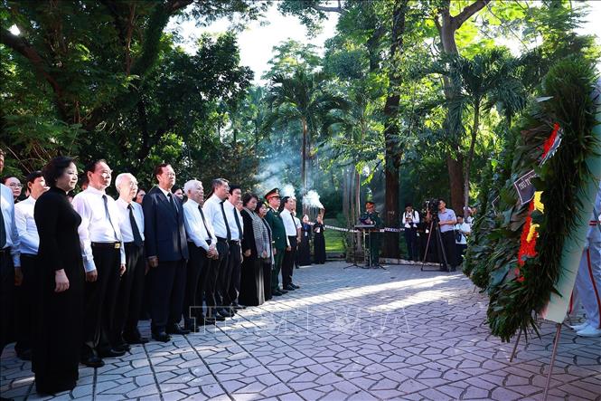 Thủ tướng Lê Minh Hưng dâng hoa, dâng hương tại Tượng đài Cố Tổng Bí thư Trần Phú. Ảnh: Dương Giang – TTXVN 
