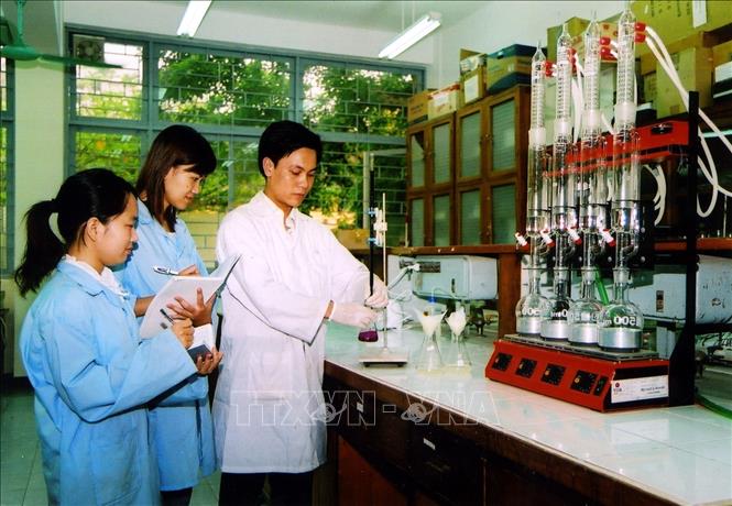 Giảng viên và sinh viên Viện công nghệ sinh học và công nghệ thực phẩm thực hành thí nghiệm tại phòng công nghệ thực phẩm nhiệt đới (2008). Ảnh: Minh Đông - TTXVN