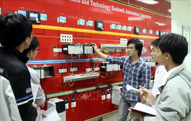  Sinh viên Viện Điện (Đại học Bách khoa Hà Nội) thực hành tại Phòng thí nghiệm hệ thống điều khiển công nghiệp (2011). Ảnh: Hoàng Hùng – TTXVN