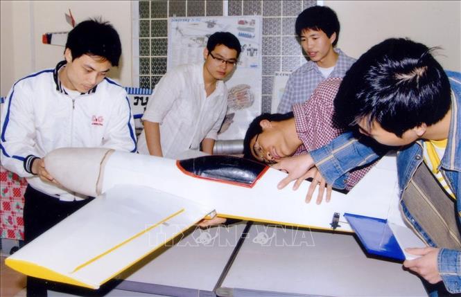 Đoàn viên chi đoàn kỹ thuật Hàng không K49 (Liên chi đoàn Viện Cơ khí động lực- Trường Đại học Bách Khoa Hà Nội)  thiết kế chế tạo máy bay nhỏ (2008) . Ảnh: Đình Na- TTXVN