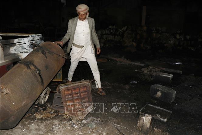 Hiện trường một vụ không kích tại Sanaa, Yemen ngày 4/10/2026. Ảnh: THX/TTXVN phát