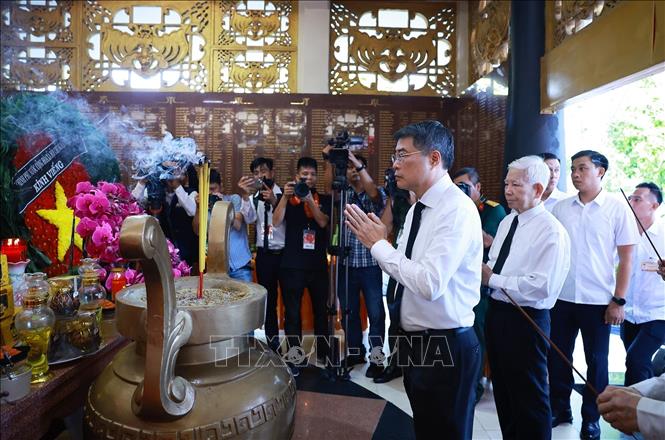Thủ tướng Lê Minh Hưng dâng hoa, dâng hương tưởng niệm các Anh hùng liệt sĩ tại Nhà bia Liệt sĩ trong Công viên văn hóa Lê Thị Riêng. Ảnh: Dương Giang – TTXVN 

