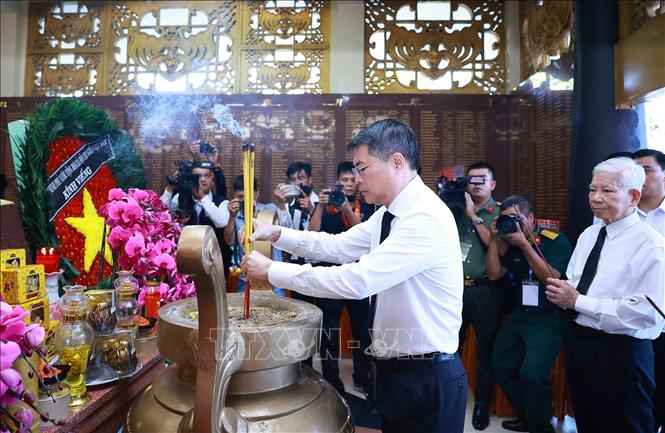 Thủ tướng Lê Minh Hưng dâng hoa, dâng hương tưởng niệm các Anh hùng liệt sĩ tại Nhà bia Liệt sĩ trong Công viên văn hóa Lê Thị Riêng. Ảnh: Dương Giang – TTXVN 
