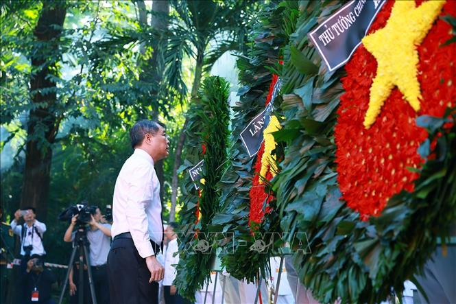 Thủ tướng Lê Minh Hưng dâng hoa, dâng hương tại Tượng đài Cố Tổng Bí thư Trần Phú. Ảnh: Dương Giang – TTXVN 
