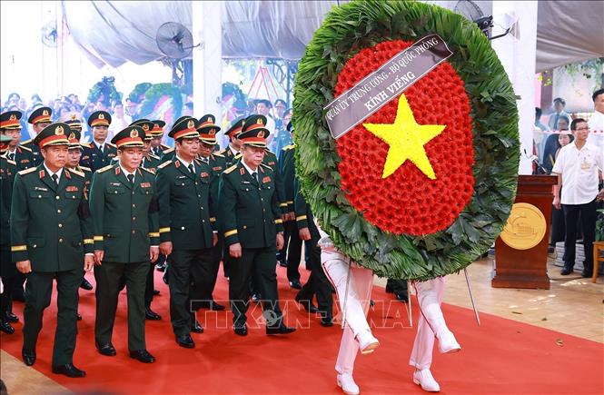 Đoàn Bộ Quốc phòng viếng các Anh hùng liệt sĩ được tìm kiếm, quy tập tại Công viên văn hóa Lê Thị Riêng, phường Hòa Hưng, Thành phố Hồ Chí Minh. Ảnh: Dương Giang – TTXVN 
