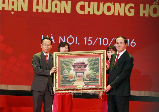 Chủ tịch nước Trần Đại Quang tặng Trường Đại học Bách Khoa Hà Nội bức tranh Khuê Văn Các tại Lễ kỷ niệm 60 năm Ngày thành lập (10/2016). Ảnh: Quý Trung - TTXVN
