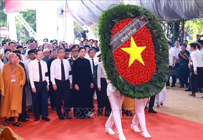 Đoàn Uỷ ban Trung ương MTTQ Việt Nam viếng các Anh hùng liệt sĩ được tìm kiếm, quy tập tại Công viên văn hóa Lê Thị Riêng, phường Hòa Hưng, Thành phố Hồ Chí Minh. Ảnh: Dương Giang – TTXVN 
