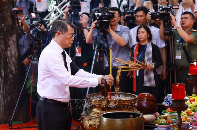 Thủ tướng Lê Minh Hưng viếng các Anh hùng liệt sĩ được tìm kiếm, quy tập tại Công viên văn hóa Lê Thị Riêng, phường Hòa Hưng, Thành phố Hồ Chí Minh. Ảnh: Dương Giang – TTXVN 
