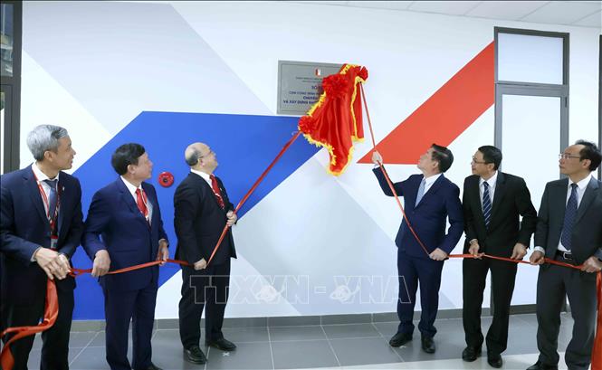 Trưởng Ban Tuyên giáo Trung ương Nguyễn Trọng Nghĩa và các đại biểu thực hiện nghi thức khánh thành Cụm công trình phục vụ công tác chuyển đổi số và xây dựng khoá học trực tuyến Đại học Bách khoa Hà Nội (10/2024). Ảnh: Phương Hoa – TTXVN