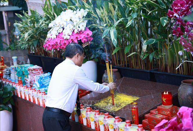 Thủ tướng Lê Minh Hưng dâng hoa, dâng hương tại Tượng đài Cố Tổng Bí thư Trần Phú. Ảnh: Dương Giang – TTXVN 
