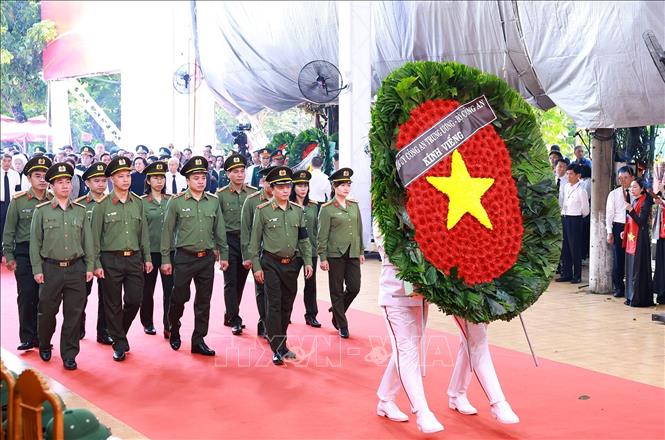 Đoàn Bộ Công an viếng các Anh hùng liệt sĩ được tìm kiếm, quy tập tại Công viên văn hóa Lê Thị Riêng, phường Hòa Hưng, Thành phố Hồ Chí Minh. Ảnh: Dương Giang – TTXVN 
