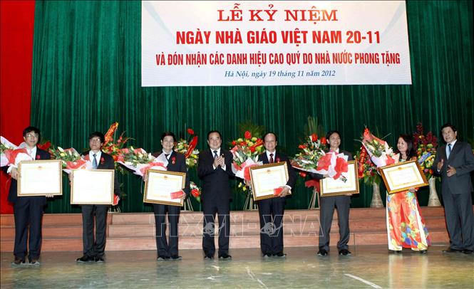 Trường Đại học Bách khoa Hà Nội kỷ niệm Ngày nhà giáo Việt Nam 20/11 và đón nhận các danh hiệu cao quý do Nhà nước phong tặng (11/2012). Ảnh: Quý Trung - TTXVN