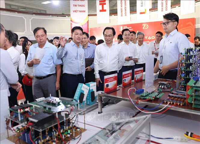 Bộ trưởng Bộ Giáo dục và Đào tạo Hoàng Minh Sơn cùng các đại biểu tham quan 