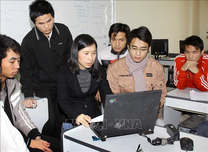 Phó Giáo sư, Tiến sĩ Lê Thanh Hương, giảng viên Bộ môn Hệ thống thông tin, Viện Công nghệ Thông tin và Truyền thông, Trường Đại học Bách khoa Hà Nội, trao đổi với sinh viên về đề tài nghiên cứu hệ thống thông tin. Năm 2011, chị được trao giải thưởng Quả cầu Vàng. Ảnh: Quý Trung – TTXVN